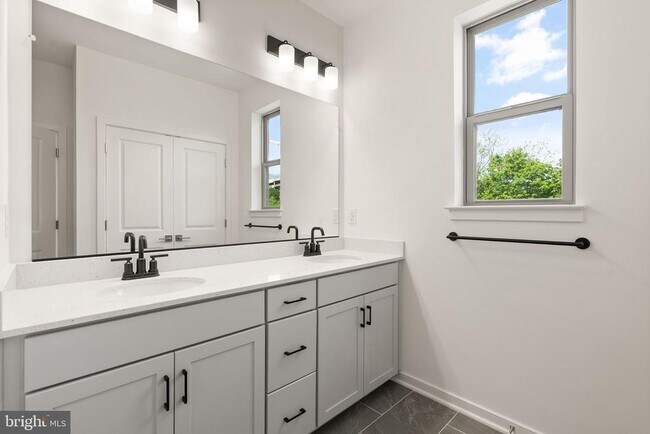 Foto del edificio - 6230 Folly Ln
