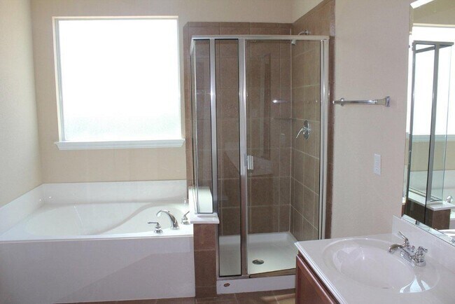 Building Photo - 321 Regency Dr