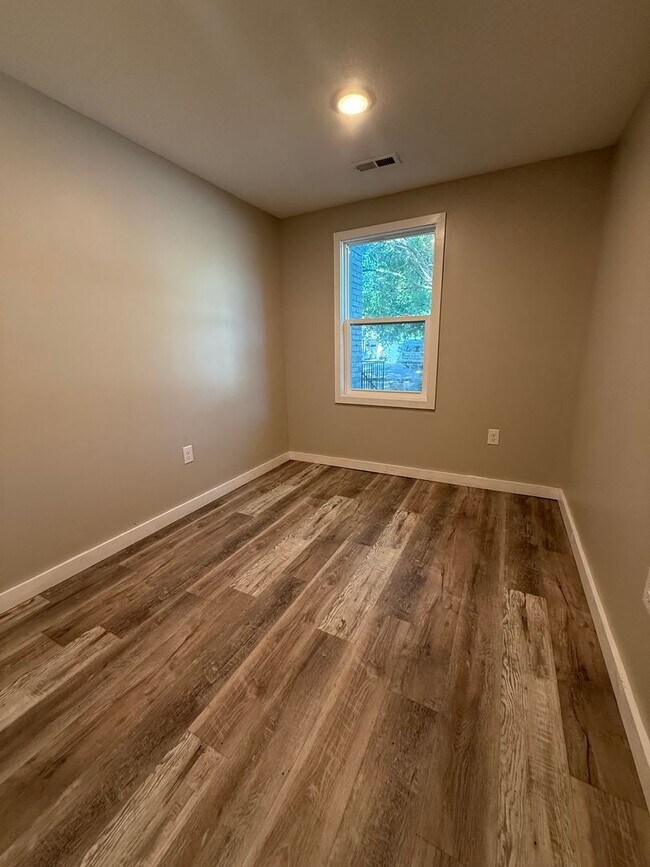 Building Photo - Beautiful 3 Bedroom, 2 Bathroom Quadplex N...
