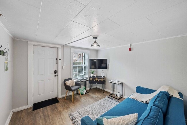 Building Photo - Heritage House Apartments #6: Dog-Friendly Coastal Living in Coos Bay