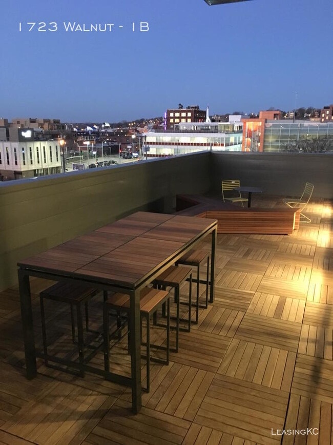 Building Photo - 1 Bedroom Crossroads Loft for Lease!