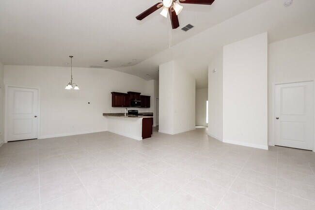 Building Photo - 700 Pincon Ln