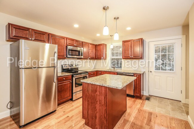 Building Photo - 905 River View Ln