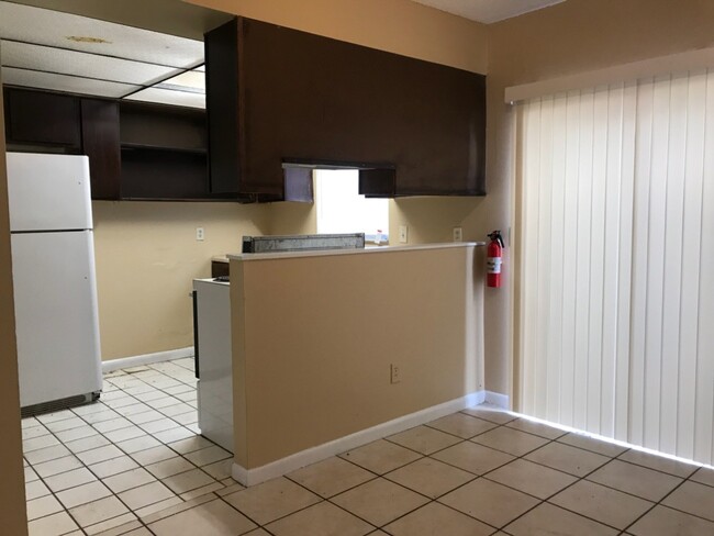 Building Photo - 2 Bedroom 1.5 Bathroom Townhouse For Rent ...