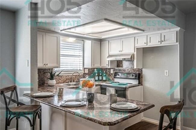 Photo - 4508 S Robinson Ave Townhome