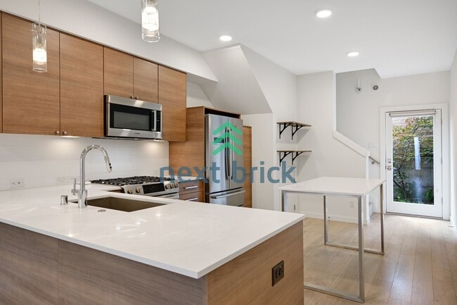 Building Photo - Charming 2-Bed, 2-Bath Townhouse Retreat in Prime Wallingford Location – Spacious 1486 Sq Ft!