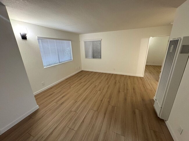 Building Photo - Remodeled 1 Bedroom + 1 Bath – West Ventura