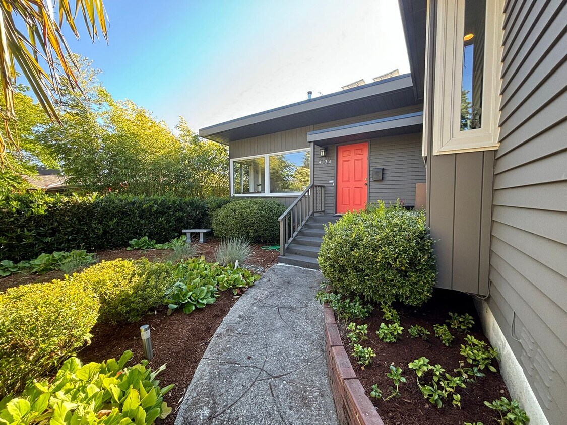 Primary Photo - Welcome Home - Stunning Water/MNT Views!!!
