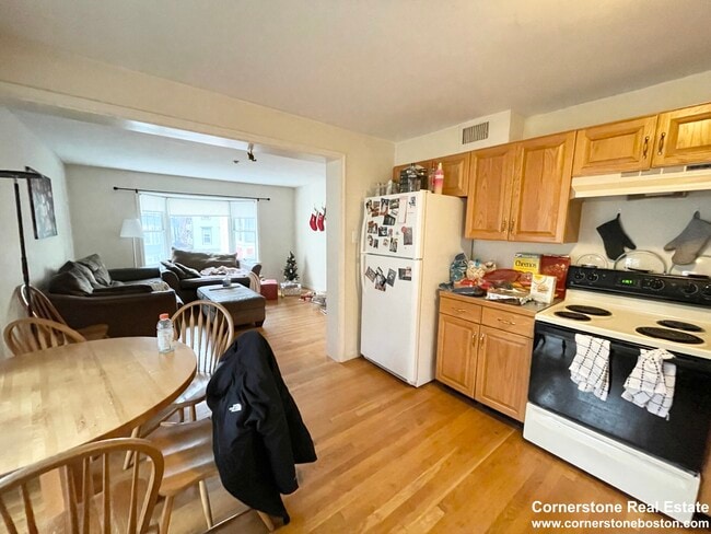 Building Photo - 62 Hillside St