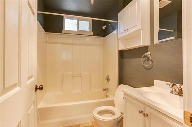 Bathroom - 822 E Boulder St