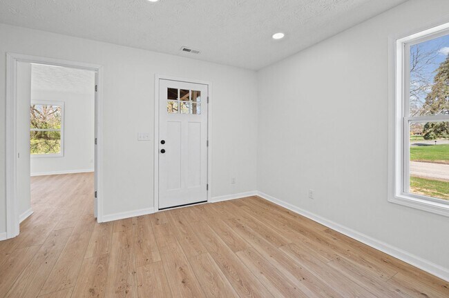 Foto del edificio - COMPLETELY RENOVATED 4BR HOME - MOVE-IN SPECIAL