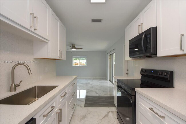 Building Photo - 2611 SW 13th Ave