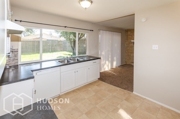 Building Photo - 713 Edelweiss Dr