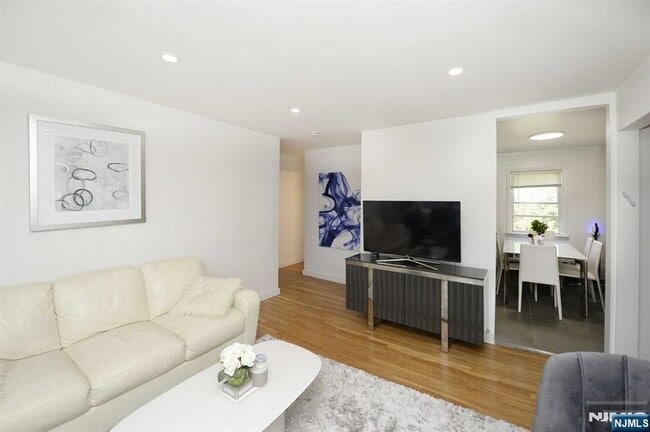 Photo - 16-12 Plaza Road Unit B Apartment