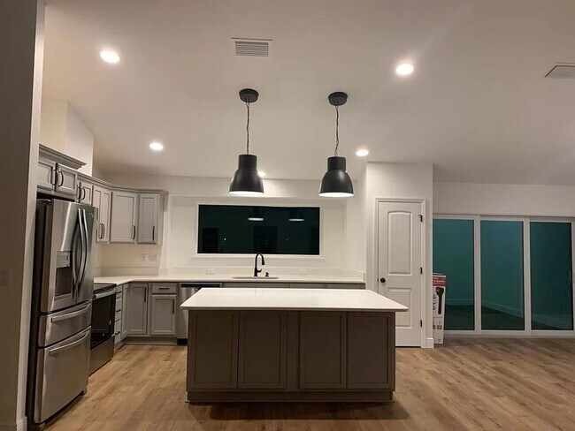 Building Photo - GREAT AND CONVENIENT 3/2 HOME PERFECT SIZE...