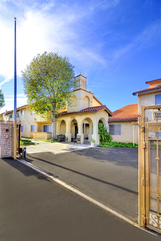 Portón de entrada - Las Flores Apartments