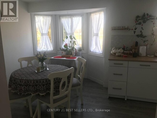 Photo du bâtiment - 700-700 Erinbrook Dr