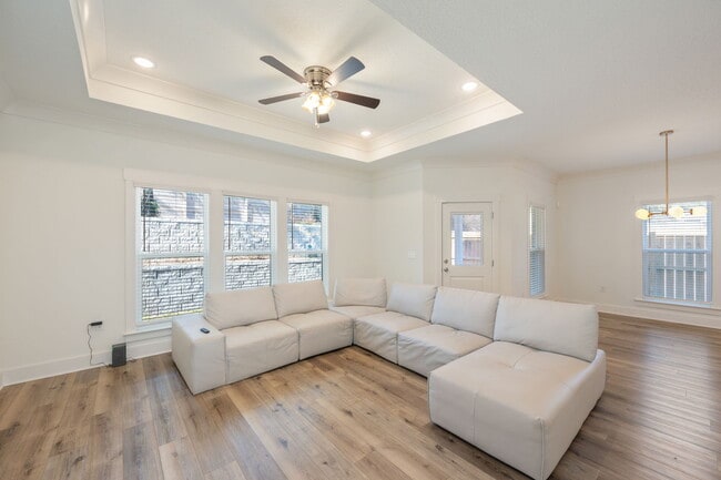 Building Photo - 807A Cedar Ave S