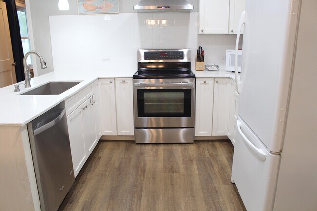 Building Photo - 2102 Belaire Dr