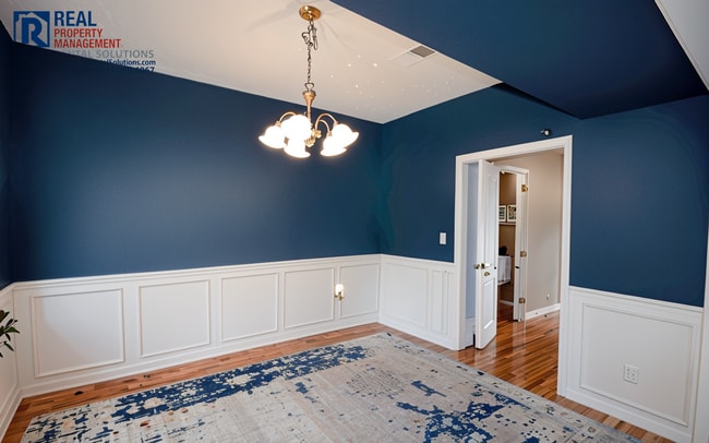 Building Photo - Lovely 2BR/2.5 BA Murfreesboro townhome close to I-24! Washer/dryer included!