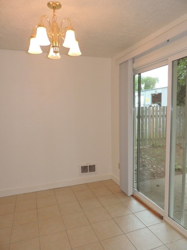 Building Photo - Troutddale Duplex with Yard and Garage