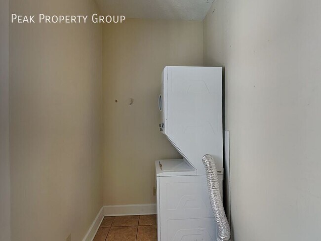 Foto del edificio - 1394 1/2 Indianola Avenue-