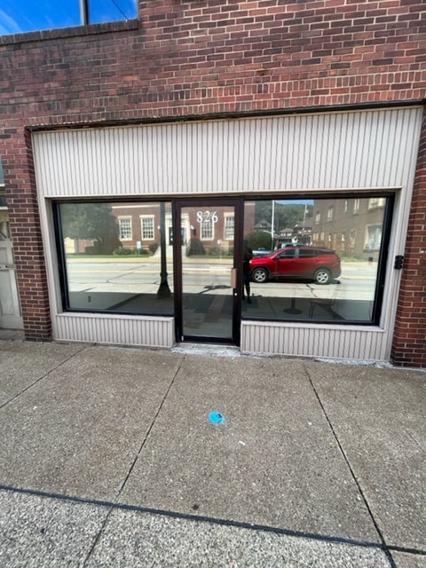 Primary Photo - 826 Midland Ave