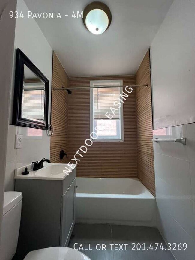 Building Photo - 934 Pavonia-4M