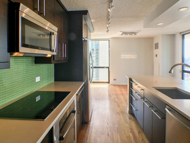 Building Photo - 1122 N Clark St