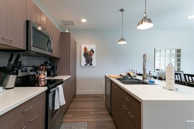 Foto del edificio - Great Location on West Side - Available Soon!