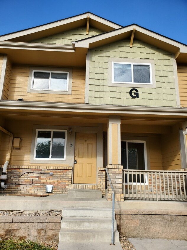 Foto principal - Spacious 3 bed, 3.5 bath condo in Rigden F...