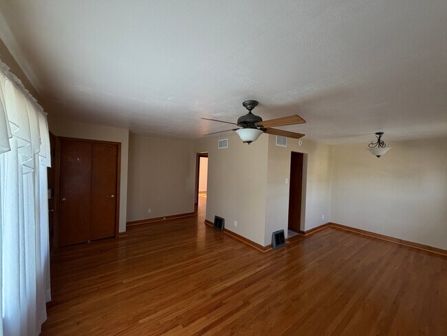 Foto del edificio - 10310 Millwood Ave