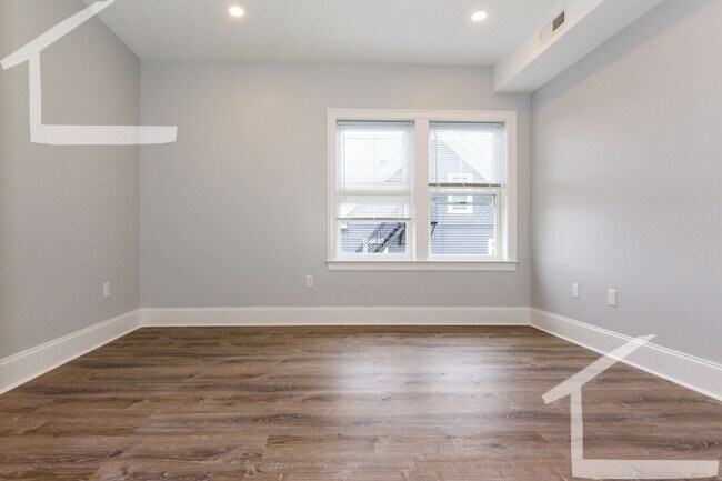 Foto del edificio - Beautiful Brighton Unit Next to Chandler Pond Available 9/1/2026