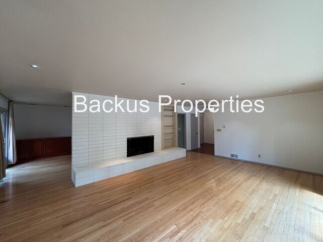 Foto del edificio - Three bedroom home across from Claremont Manor Park