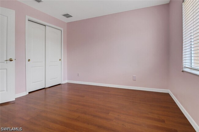 Foto del edificio - 8271 Laurel Lakes Way