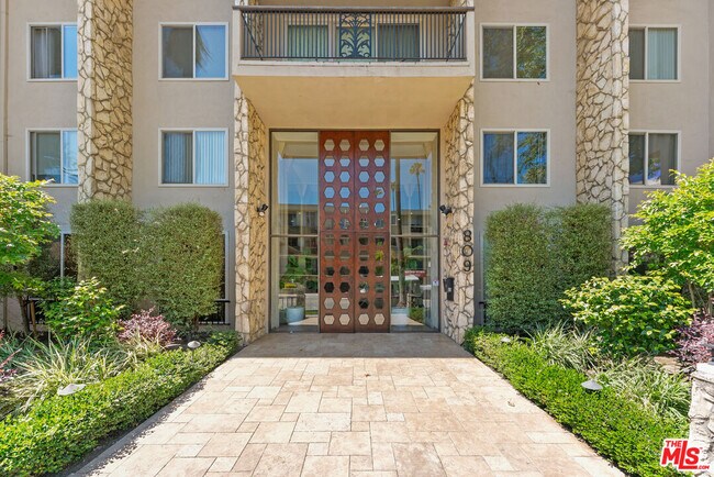 Foto del edificio - 809 S Bundy Dr