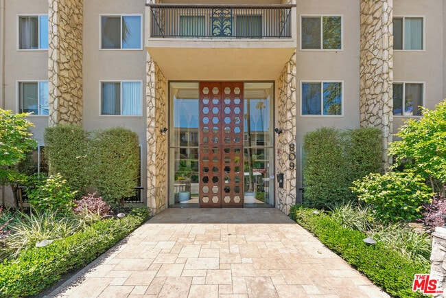 Building Photo - 809 S Bundy Dr