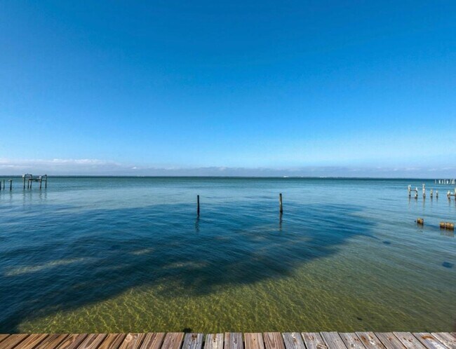 Foto del edificio - Beautiful 3B/3.5B Waterfront Fully Furnished Home available for Long-Term Rental!