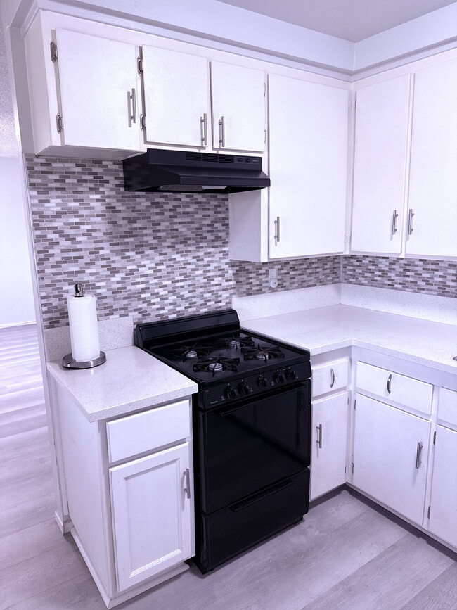 Kitchen - 4700 Clair Del Ave