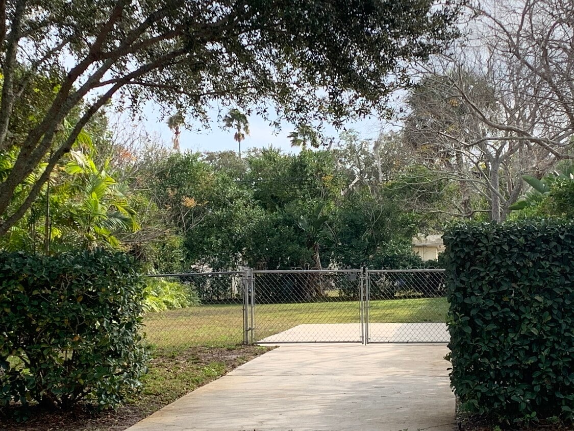 Empty lot on West side - 519 E St