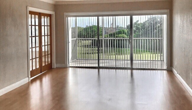 Building Photo - 3100 N Palm Aire Dr