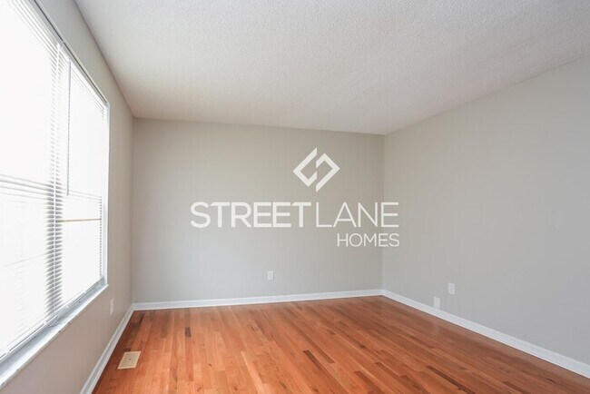 Building Photo - REDUCED!