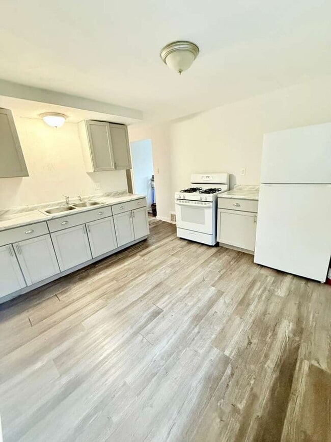 Building Photo - Beautiful and Fully renovated 4bd 2ba house in Penn Hills!