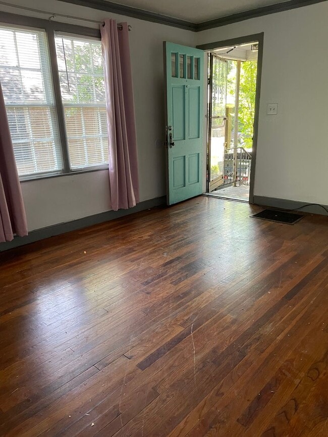 Building Photo - 2 bedroom 1 bath near Overton Square