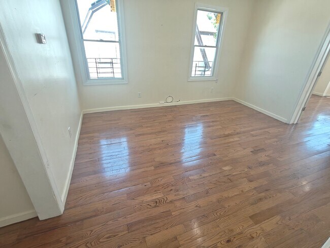 Foto del edificio - 85 Littleton Ave
