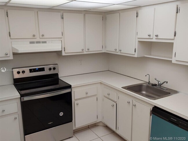 Building Photo - 1300 NE Miami Gardens Dr