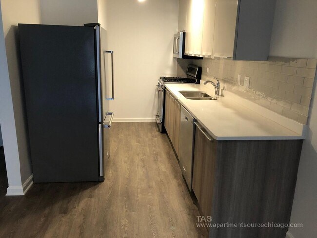 Foto del edificio - HUGE DUPLEX DOWN condo-quality 2 Bed/2.5 bath In the heart of Wrigley!