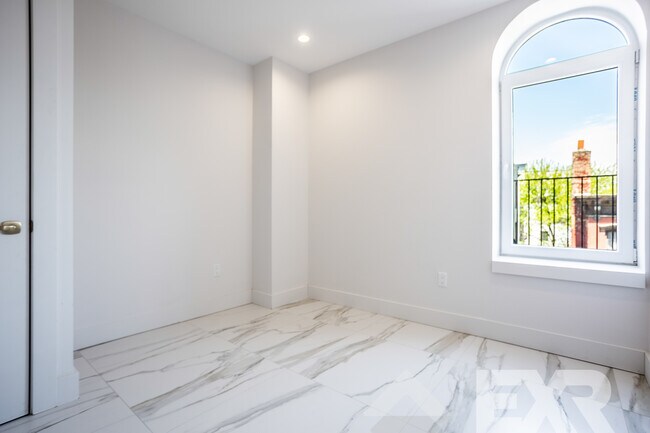 Building Photo - 130 Graham Ave