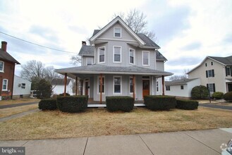 Building Photo - 336 E Walnut St