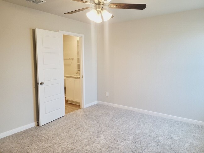 Building Photo - Almost New Townhome 3/2.5 Near UTSA